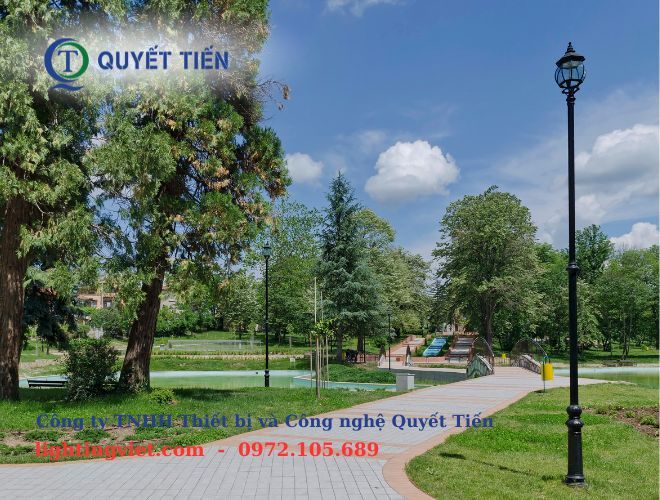 Cột đèn chiếu sáng sân vườn.